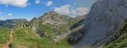 31 Dal Passo di Gabbia (2070 m) vista sul Mandrone e verso la Corna Piana